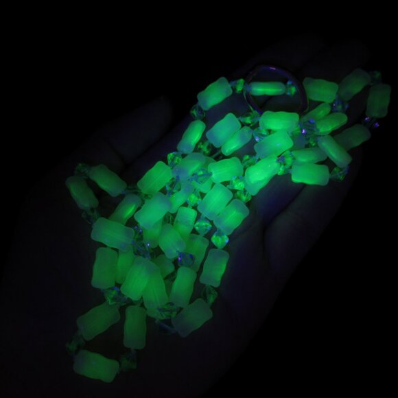 Uranium glass vintage hand knotted bead necklace - Picture 8 of 11